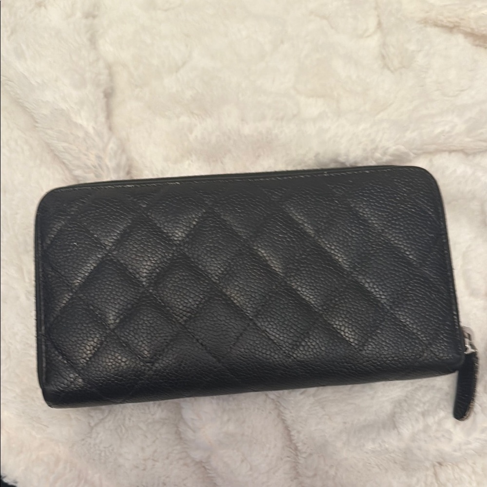 Chanel Black Quilted Wallet with Iconic CC Logo - Picture 2 of 6